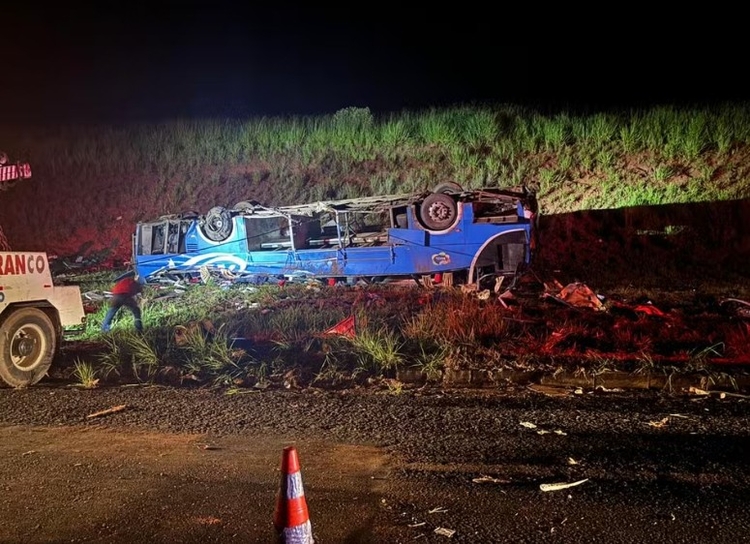 Ônibus saiu da pista e tombou - Foto: Divulgação/Bombeiros