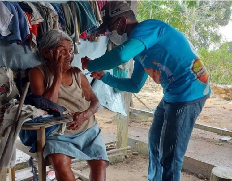 Idosa de 105 anos vacinada contra Covid-19 (Foto: Divulgação)