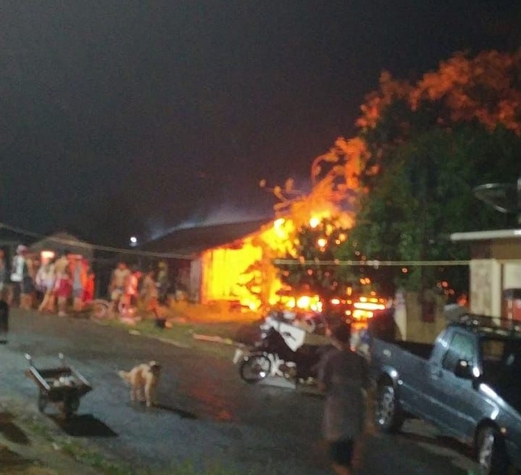 Incêndio atingiu casa de madeira em Coari - Imagem: Reprodução