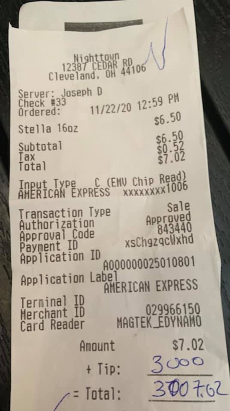 Nota fiscal mostra o valor pago da gorjeta ao restaurante em Cleveland, nos EUA: US$ 3 mil — Foto: Brendan Ring/Reprodução/Facebook