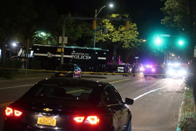 Polícia nos arredores onde ocorreu o tiroteio que deixou dois mortos em Rochester, nos EUA — Foto: Reprodução/Democrat and Chronicle