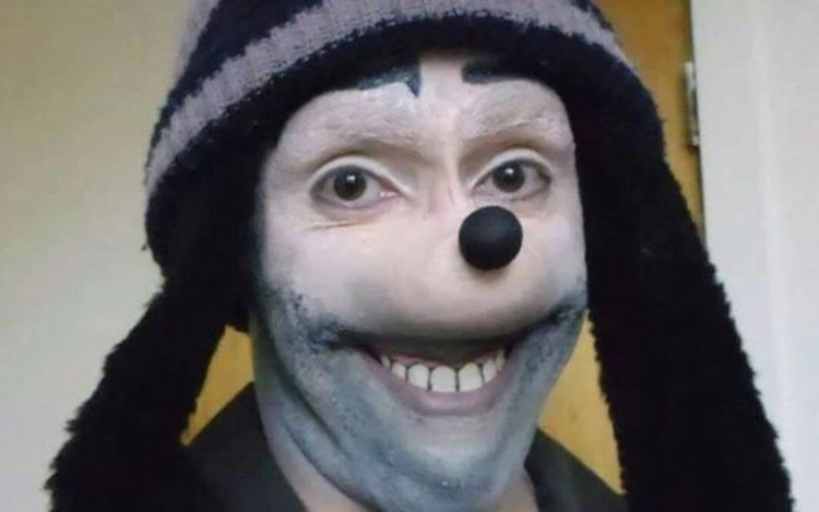 O homem fantasiado de 'Pateta' promove desafios de automutilação e suicídios (Foto: Reprodução)