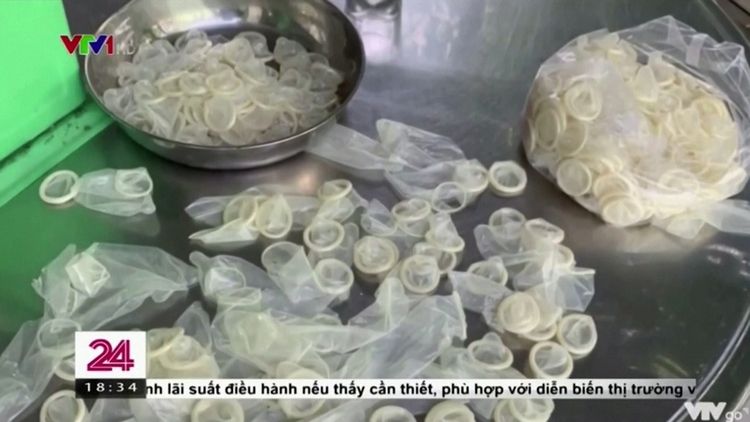 Preservativos usados são vistos em armazém ilegal no Vietnã — Foto: Reprodução/VTV