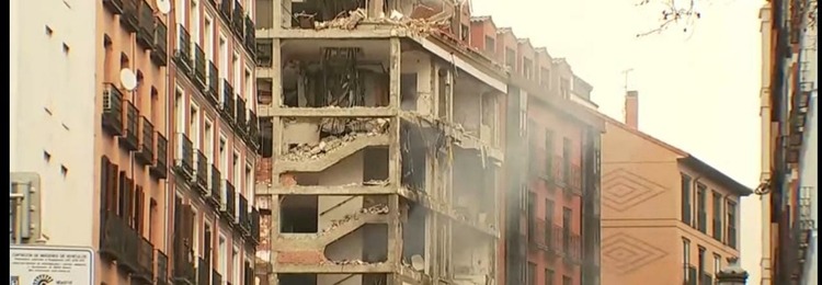 Explosão atingiu os quatro últimos andares de um prédio próximo a uma residência de idosos, que foi evacuada - Foto: Reprodução/Youtube CNN 