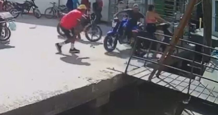 Homem perde controle e joga moto dentro de rio