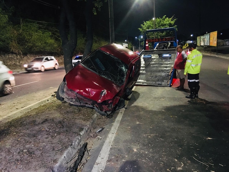 Carro ficou destruído (Foto: Portal do Holanda/Caio Guarlotte)