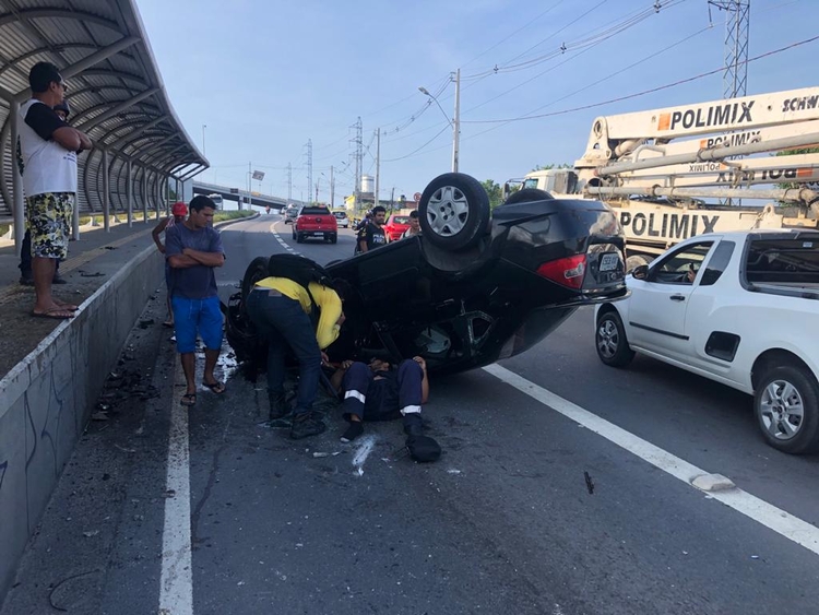 Veículo capotado - Foto: Divulgação
