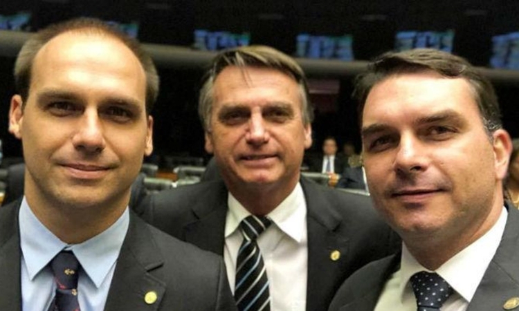 Bolsonaro e os filhos - Foto: Reprodução