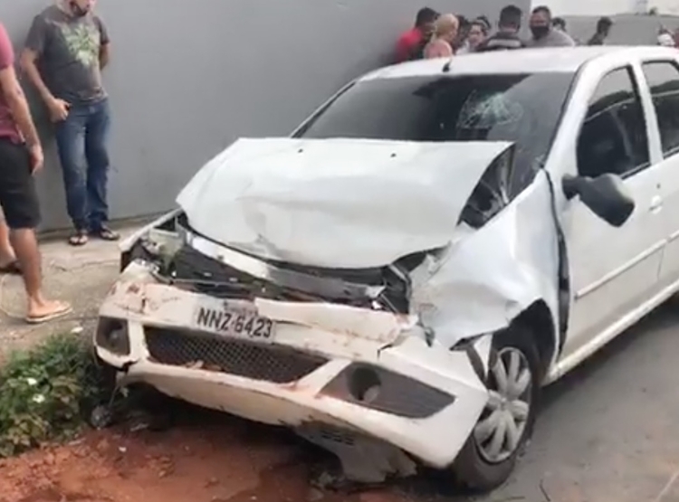 Carro da vítima ficou destruído -Foto: Jander Robsom/Portal do Holanda