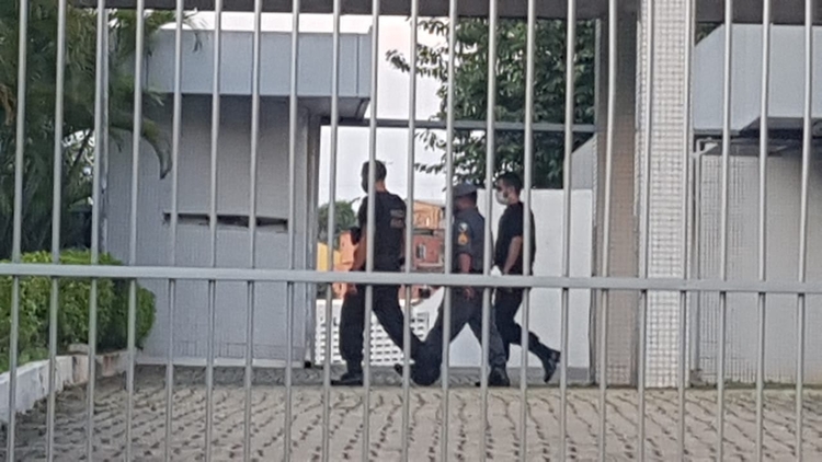 PF na sede do governo -Foto: Pedro Braga Júnior/Portal do Holanda