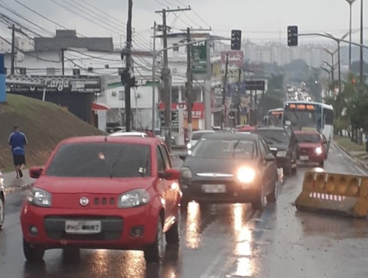 Avenida Max Teixeira tem retenção de veículos. - Foto: Reprodução/Twitter