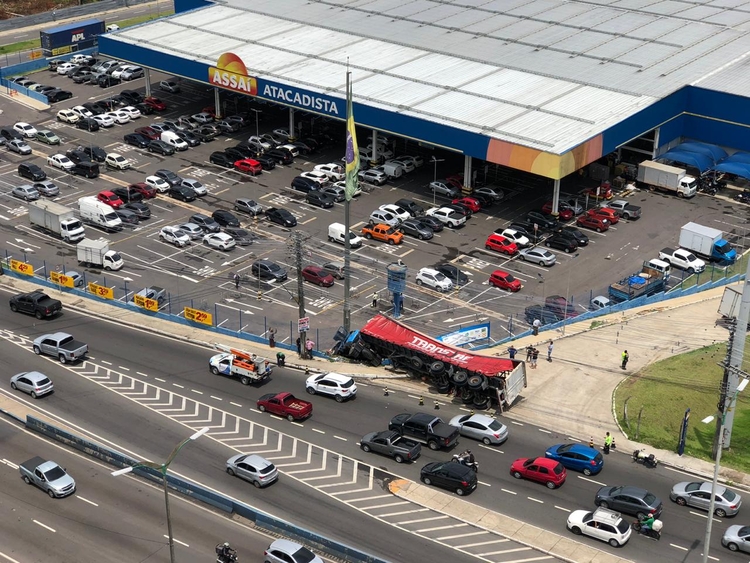 Carreta tombou em frente a supermercado - Foto: Reprodução/Internet