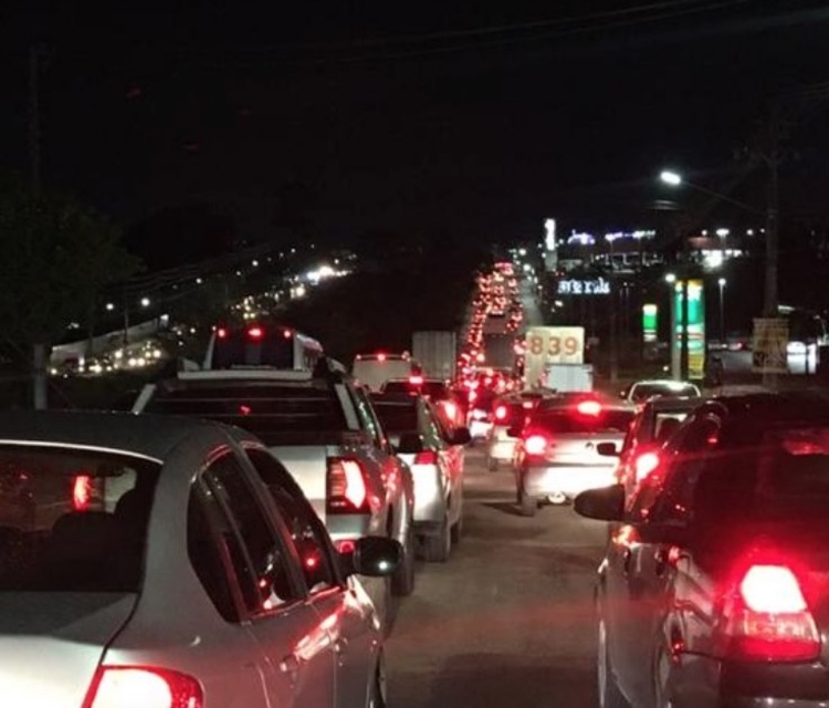 Avenida das Torres tem trânsito congestionado na noite de hoje. Foto: Caio Guarlotte / Portal do Holanda