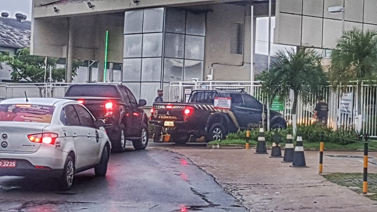 PF cumpre mandados em vários endereços em Manaus (Foto: Pedro Braga Jr/Portal do Holanda)