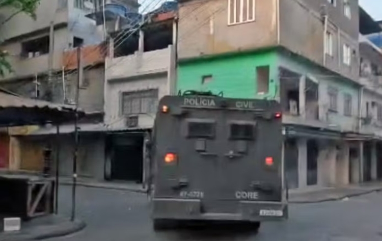 Blindado no Complexo da Maré - Foto: Reprodução TV Globo
