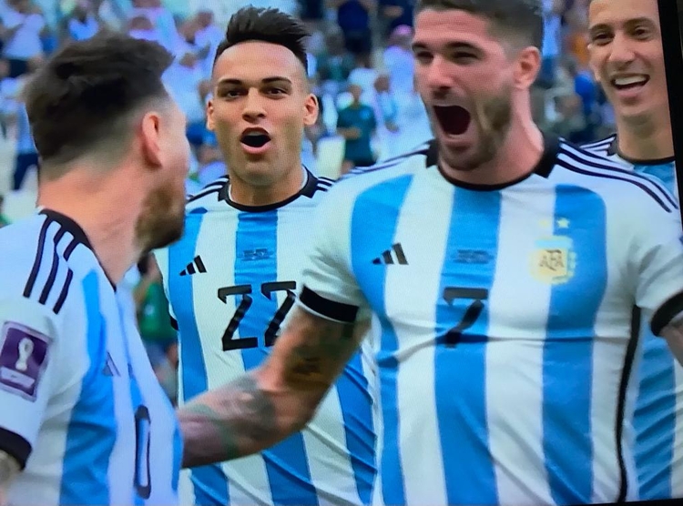 De costas, Messi é cumprimentado pelos colegas por gol - Foto: Reprodução