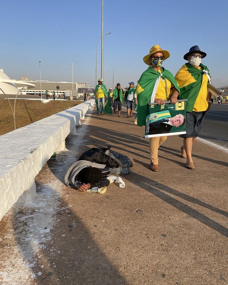 Morador de rua e apoiadores de Jair Bolsonaro - Crédito: Sarah Teófilo/ Rede Record