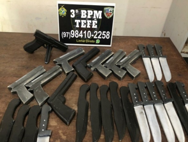 Armas, munições e carregador foram apreendidos (Foto: Divulgação)