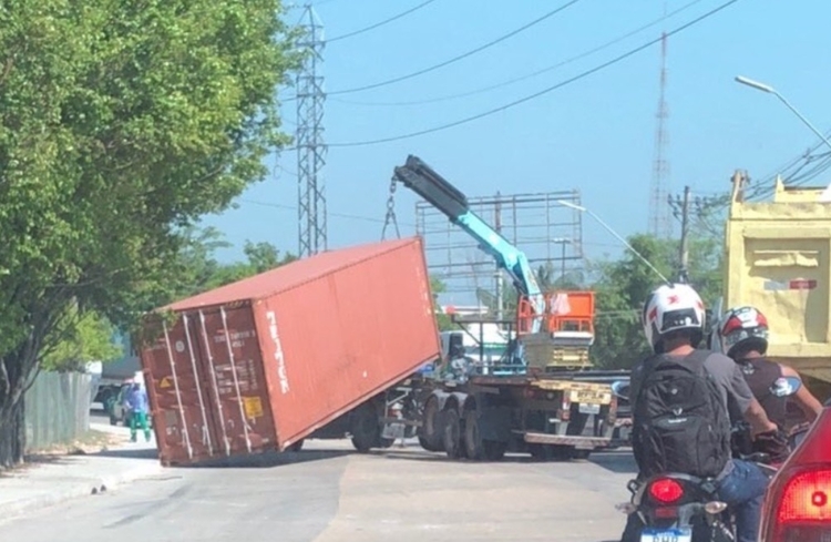 Conteiner sendo retirado da via - Foto: Reprodução Trânsito Manaus