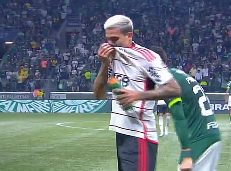 Gás de pimenta paralisou o jogo - Foto: Reprodução