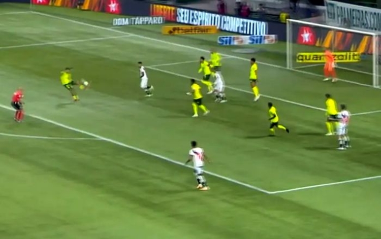 Richard Ríos faz corte no jogo com Vasco - Foto: Reprodução