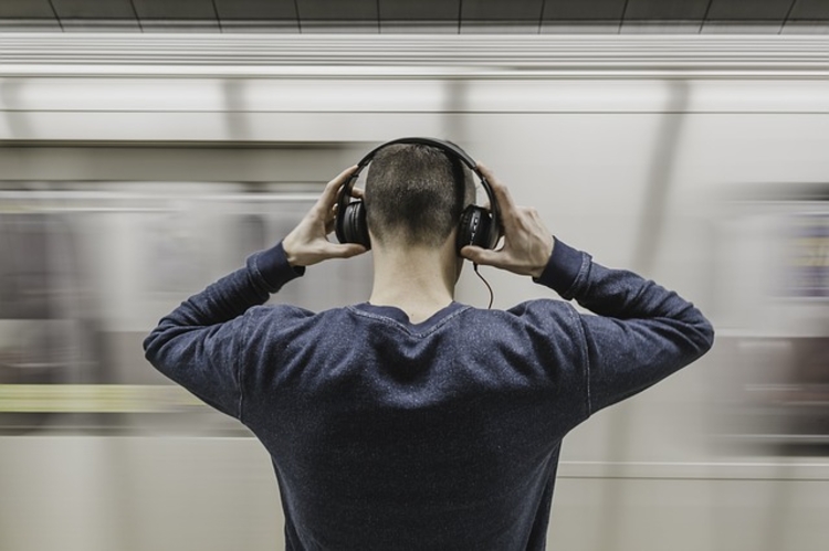 Foto: Pixabay / 30% a 35% das perdas de audição são consequências da exposição a ruídos comuns do dia a dia