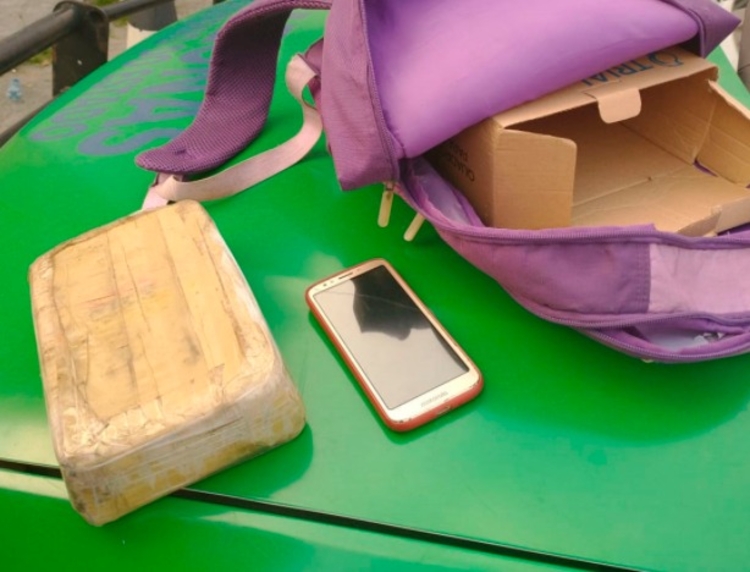 Um tablete de maconha dentro de uma mochila foi apreendido (Foto: Divulgação)