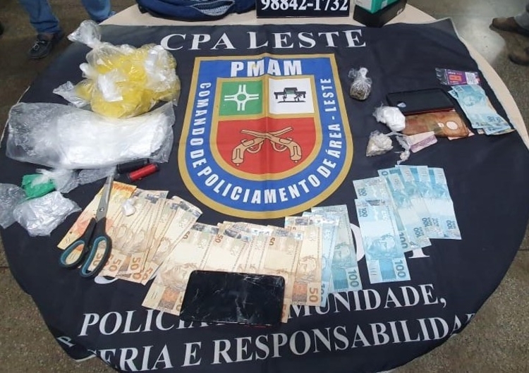 Drogas e dinheiro achados na casa - Foto: Divulgação/PM