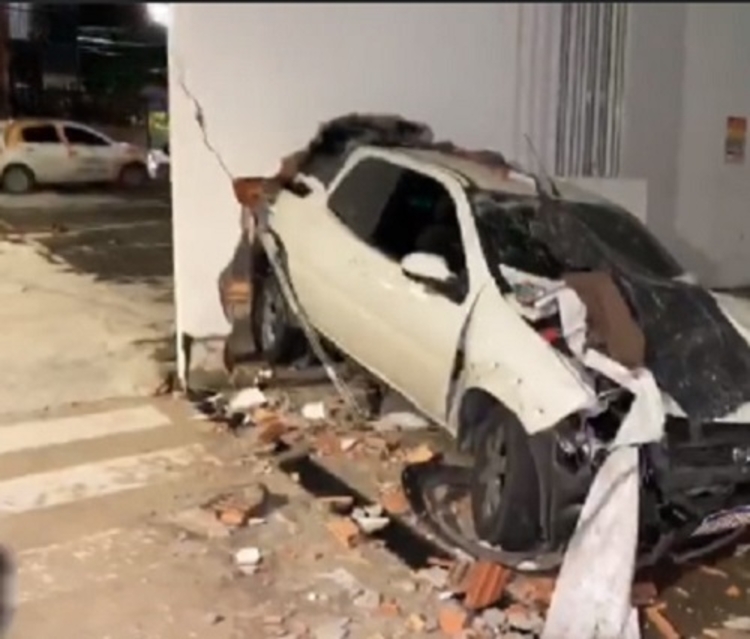 Carro ficou destruído (Foto: Reprodução)