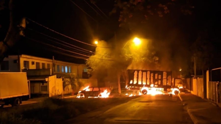 Carros foram incendiados - Foto: Reprodução Twitter