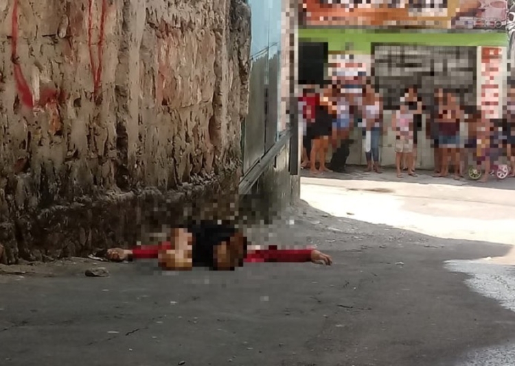 Corpo estirado próximo a padaria -Foto: Jander Robsom/Portal do Holanda