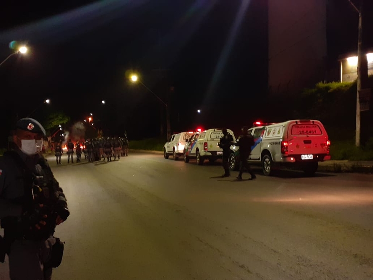 Corpo de Bombeiros foi acionado para conter o fogo (Foto: Portal do Holanda/Caio Guarlotte)