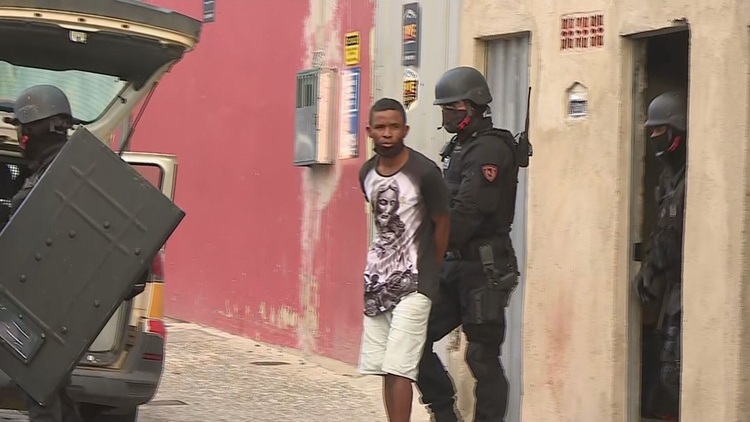 Homem foi preso pela Polícia Militar — Foto: Reprodução/TV Globo
