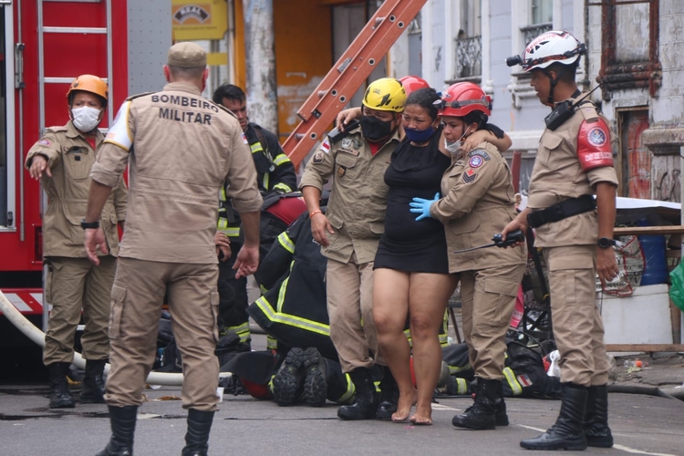 Mulher é resgatada durante incêndio. Foto: Jander Robson/ Portal do Holanda