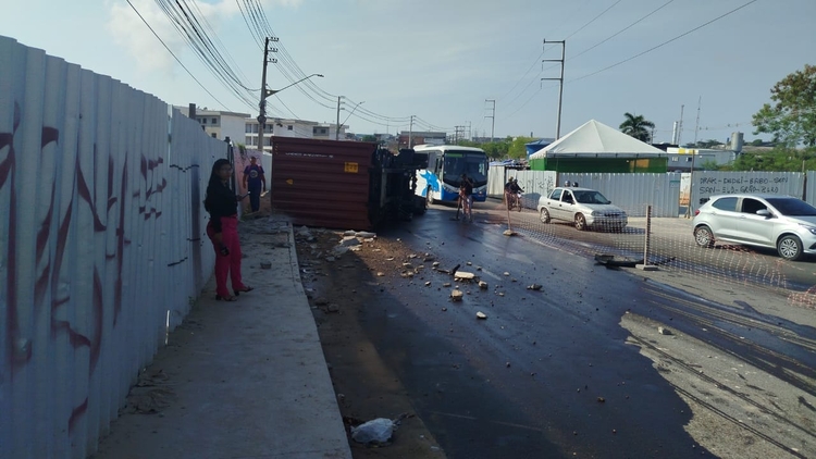Carreta tombada e muito óleo na pista - Foto: Divulgação 