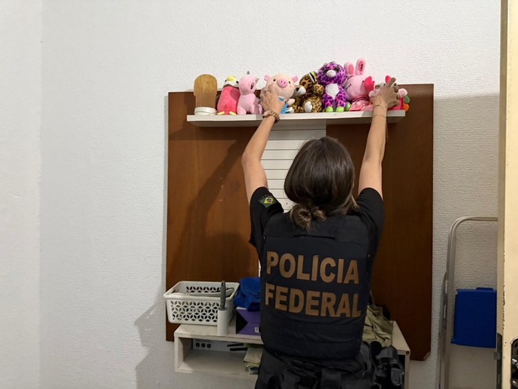 Agentes da PF cumprem mandados em casa de investigados em Manaus / Foto: Polícia Federal 