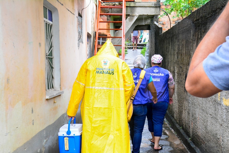 Equipes de saúde de vacinação em Manaus (Foto: Divulgação/Semcom)