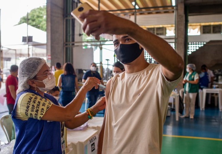 Jovem faz selfie ao se imunizar em Manaus. Foto: Divulgação/ Semsa