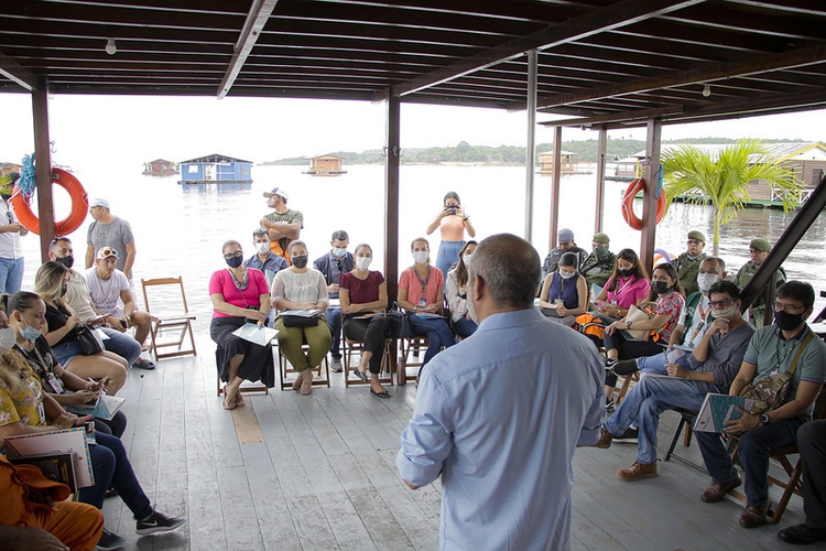 Foto: Reunião realizada pela Manauscult com setor turístico para debater flutuantes no Tarumã-açu / Foto Divulgação