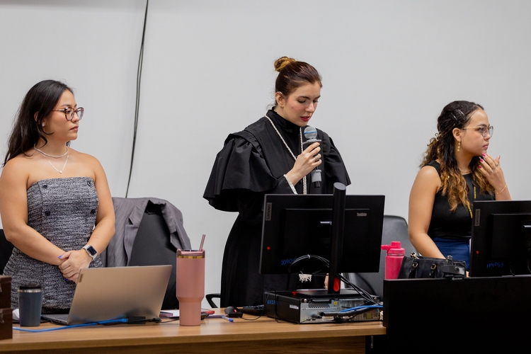 Imagem mostra juíza Maria da Graça Giulietta Cardoso Carvalho, durante a leitura da sentença, em plenário / Foto: Marcus Phillipe