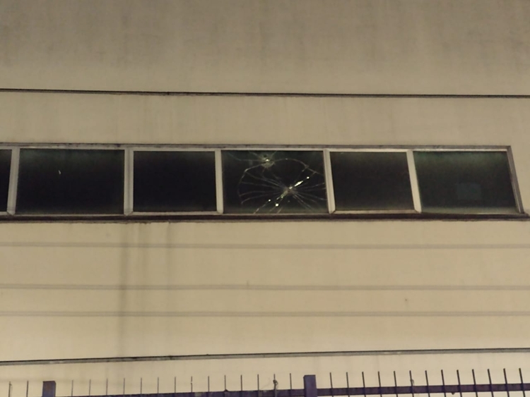 Vidraça de janela ficou destruída. Foto: Caio Guarlotte/ Portal do Holanda