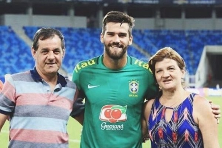 José Agostinho ao lado de Alisson - Foto: Reprodução/Instagram