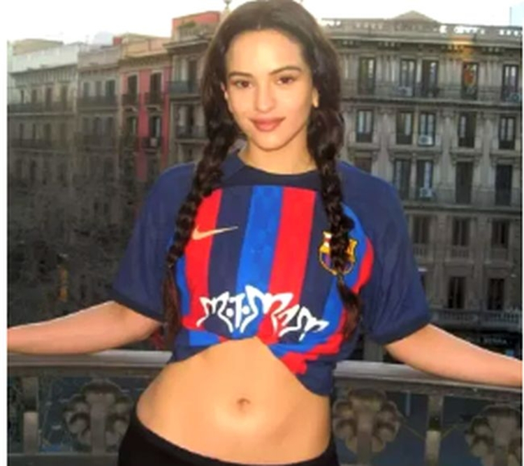 Camisa homenageia a cantora Rosalía - Foto: Divulgação/Barcelona