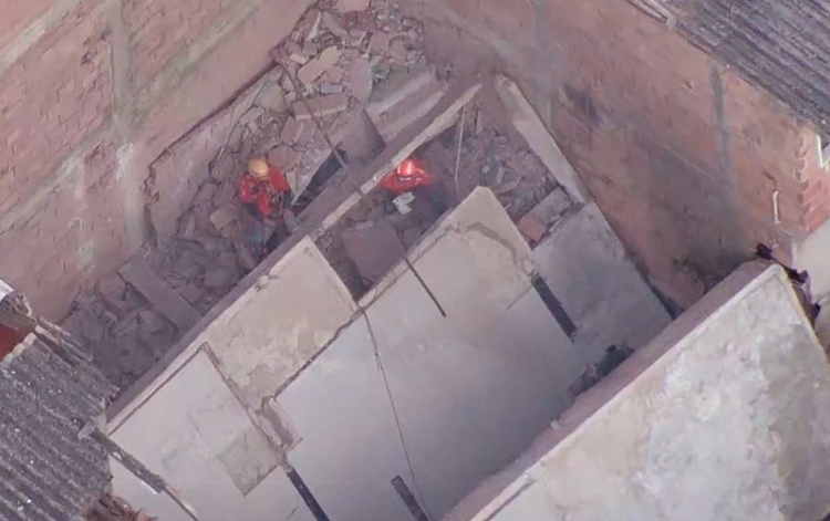 Bombeiros fazem buscas - Foto: Reprodução TV Globo