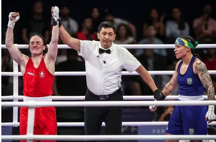 Bia Ferreira vê o anúncio da vitória de sua rival, a irlandesa Kellie Harrington, no torneio de boxe dos Jogos de Paris. Foto: Gaspar Nóbrega/ COB