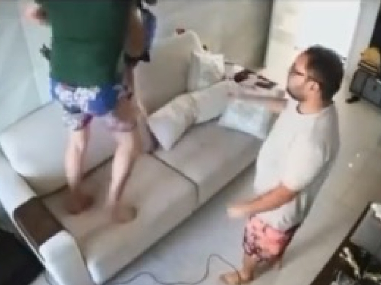 O funcionário Charles aparece em um dos vídeos de agressão - Foto: Reprodução