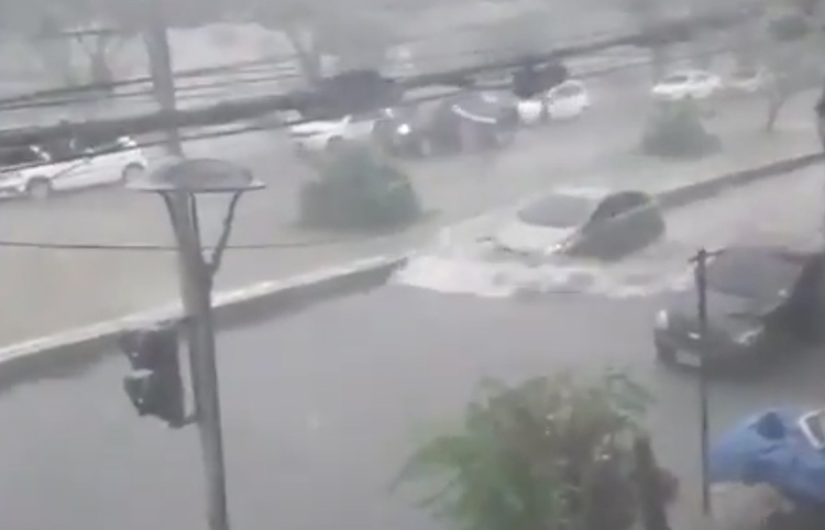 Carros ficaram submersos após forte chuva no Centro de Manaus. Foto: Reprodução