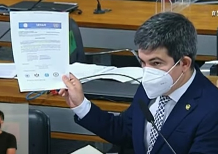 Senador Randolfe Rodrigues mostra documentos - Foto: Reprodução/TV Senado Youtube