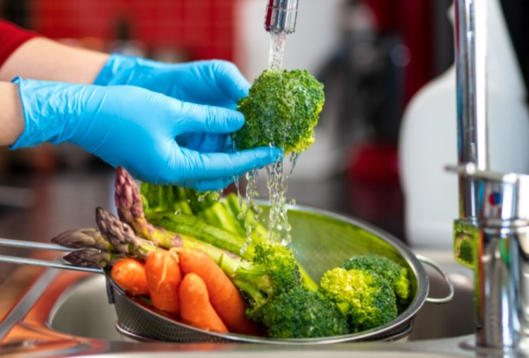 Registro mostra culinarista higienizando legumes e verduras. Foto: Divulgação/ Pixabay