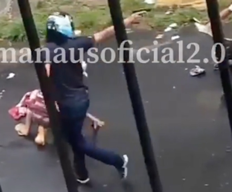 Homem assalta trio durante chuva em Manaus - Foto: Reprodução/Instagram Se Liga Manaus